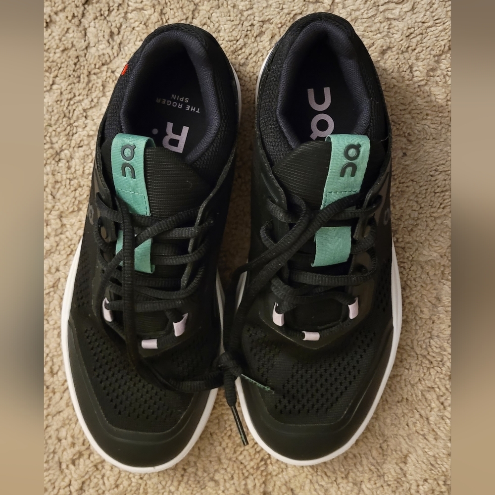 On running casual women's sneakers size 5.5 Roger Spin